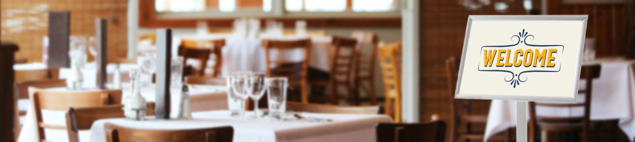 Restaurant  mit gedeckten Tischen und einem Infoständer