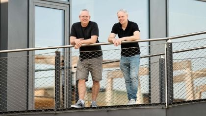 Christian und Mathias Schenk stehen auf einem Balkon vor dem SPRINTIS Firmengebäude