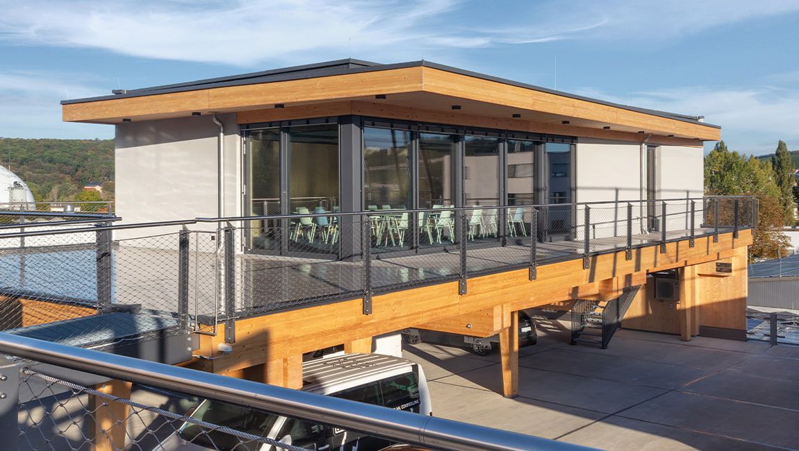 SPRINTIS Meetingraum Außenansicht vom Parkdeck