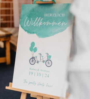  Staffelei mit Willkommensschild