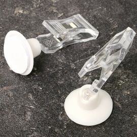 Sign-Clip mit kleiner Klammer und selbstklebendem Tellerfuß (Ø 27mm), transparent  