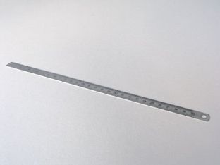 Metalllineal rostfrei, mit Skala 