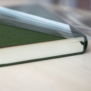 filmolux 610, Buchschutzfolie selbstklebend, für klebstoffabweisende Bucheinbände, glänzend, sehr hohe Anfangsklebkraft 62 cm | 25 m