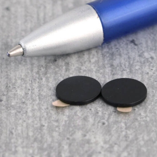 Scheibenmagnete aus Neodym, selbstklebend, schwarz 10 mm x 1 mm, N35 