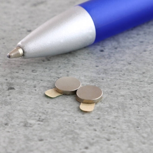 Scheibenmagnete aus Neodym, selbstklebend, 6 mm x 1 mm, N45 