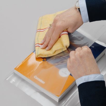 filmolux soft, Buchschutzfolie selbstklebend mit weicher Haptik, für glatte Oberflächen, glänzend, korrigierbar, Rolle mit 25 m 32 cm