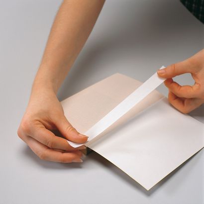 filmoplast® P 90, Papier-Reparaturband selbstklebend, repariert ausgerissene Buchseiten, reißfest und weiß, Rolle mit 50 m 2 cm