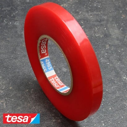 tesa 4965, Doppelseitiges PET-Klebeband, sehr starker Acrylatklebstoff, rote Folienabdeckung 12 mm