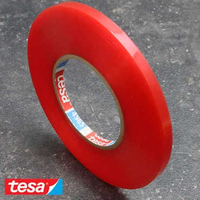 tesa 4965, Doppelseitiges PET-Klebeband, sehr starker Acrylatklebstoff, rote Folienabdeckung 6 mm