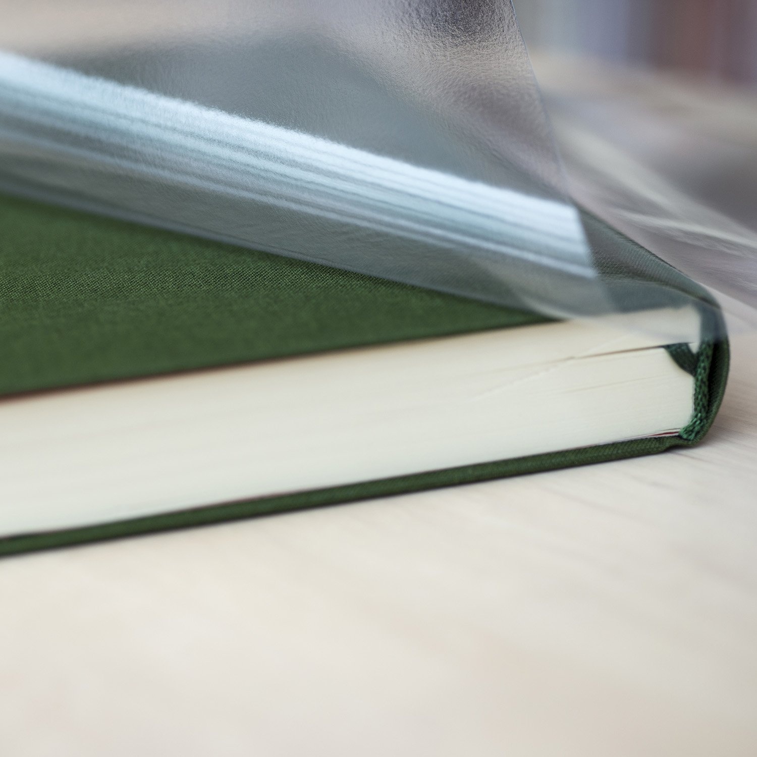 filmolux 610, Buchschutzfolie selbstklebend, für klebstoffabweisende Bucheinbände, glänzend, sehr hohe Anfangsklebkraft 6 cm | 50 m