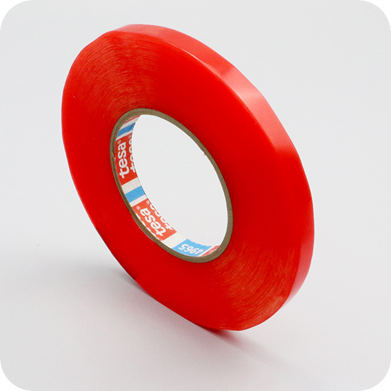 tesa 4965, Doppelseitiges PET-Klebeband, sehr starker Acrylatklebstoff, rote Folienabdeckung 12 mm, transparent